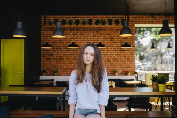 Menina bonita com cabelo encaracolado — Fotografia de Stock