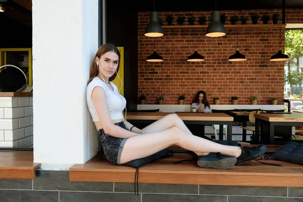 Vacker ung kvinna på café — Stockfoto
