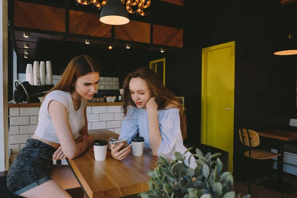 Teenager-Mädchen mit Smartphone — Stockfoto
