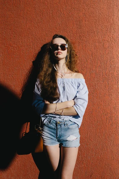 Schöne junge Frau mit Sonnenbrille — Stockfoto