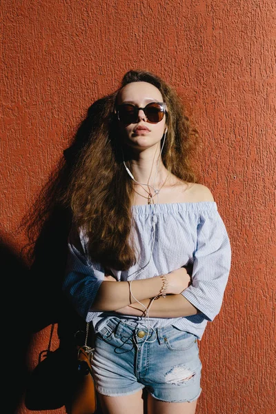 Beautiful young woman in sunglasses — Stock Photo, Image