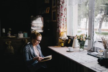 Kitap okuyan güzel genç bir kadın. 