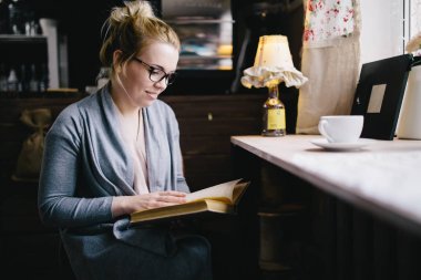 Kitap okuyan güzel genç bir kadın. 