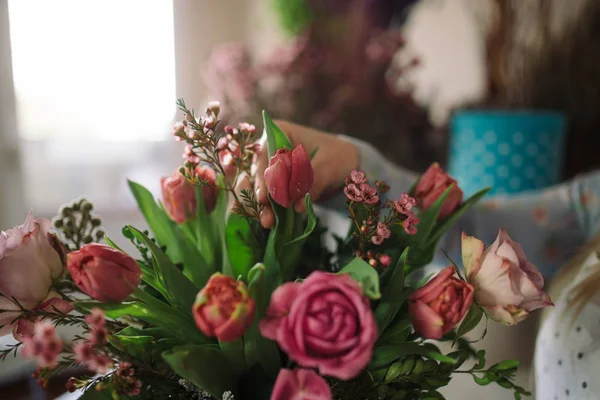 Floristería haciendo ramo con rosas y tulipanes —  Fotos de Stock