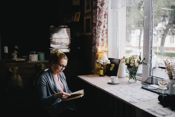 Kitap okuyan güzel genç bir kadın. 