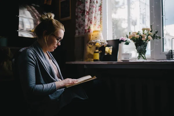 Vacker ung kvinna läser bok — Stockfoto