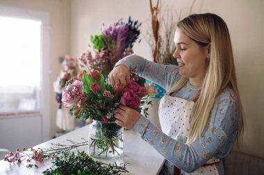 buket yapma kadın çiçekçi 