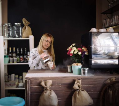 Genç kadın barista kahve dükkanında çalışan 