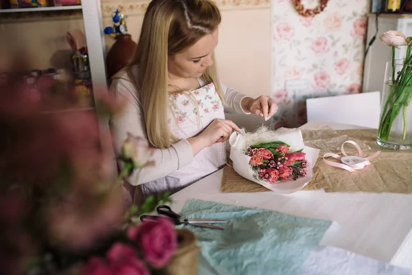 buket yapma kadın çiçekçi 