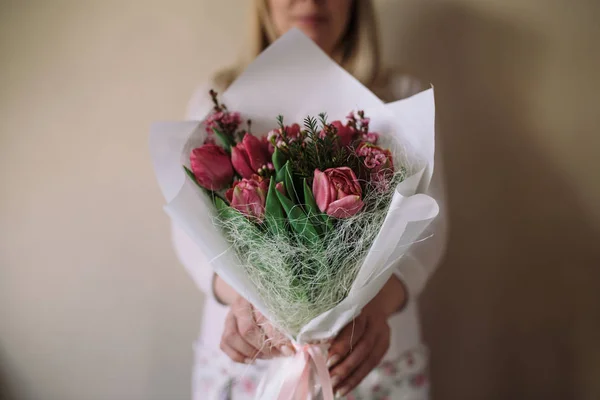 woman florist making bouquet