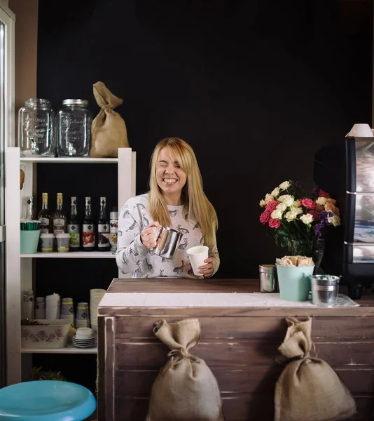Ung kvinna barista arbetar i kafé — Stockfoto