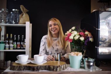 Genç kadın barista çalışma 