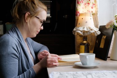 İlginç bir kitap okuyan kadın. 