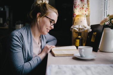 İlginç bir kitap okuyan kadın. 