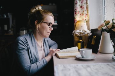 İlginç bir kitap okuyan kadın. 