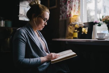 İlginç bir kitap okuyan kadın. 