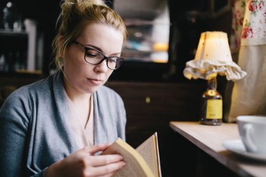 İlginç bir kitap okuyan kadın. 