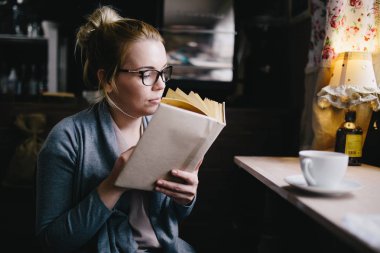 İlginç bir kitap okuyan kadın. 