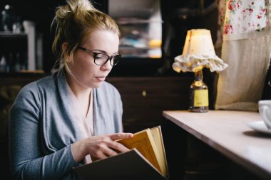 İlginç bir kitap okuyan kadın. 