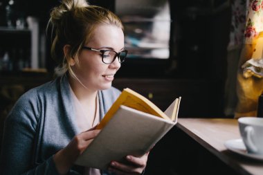 İlginç bir kitap okuyan kadın. 