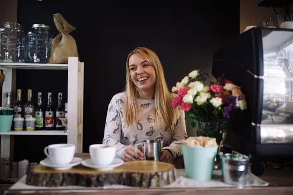 Genç kadın barista çalışma 