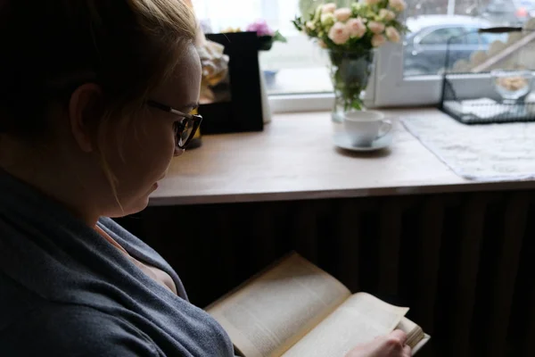 Kvinna läser intressant bok — Stockfoto