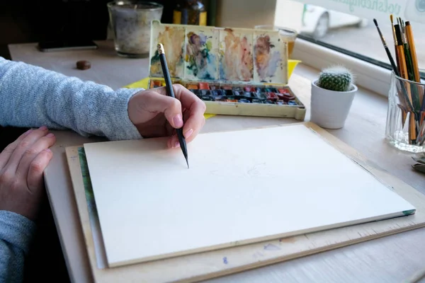 Kvinna som målar med en penna — Stockfoto