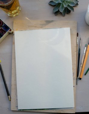 Kağıt, suluboya, fırçalar