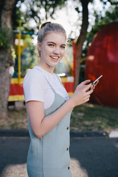 Flicka Tonåring använder telefon — Stockfoto