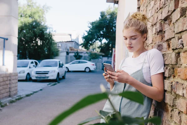 Mädchen Teenager mit Telefon — Stockfoto