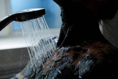 Kil vücut maskesi Bayan hasta tarafından göğüs kapalı yıkama güzellik uzmanı. Spa muamele salonda kadın