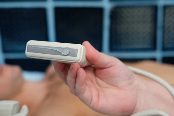 Ultrasonographie Test Concept Médecin Avec Dispositif Échographie Dans Une Main — Photo