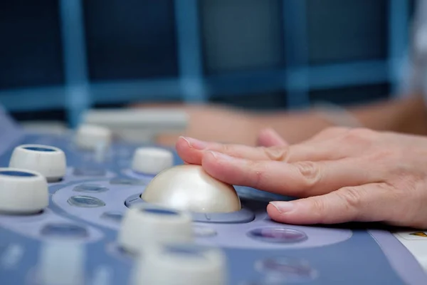 Medizinisches Gerät Hintergrund Nahaufnahme Ultraschallgerät Und Hand Des Arztes Konzept — Stockfoto