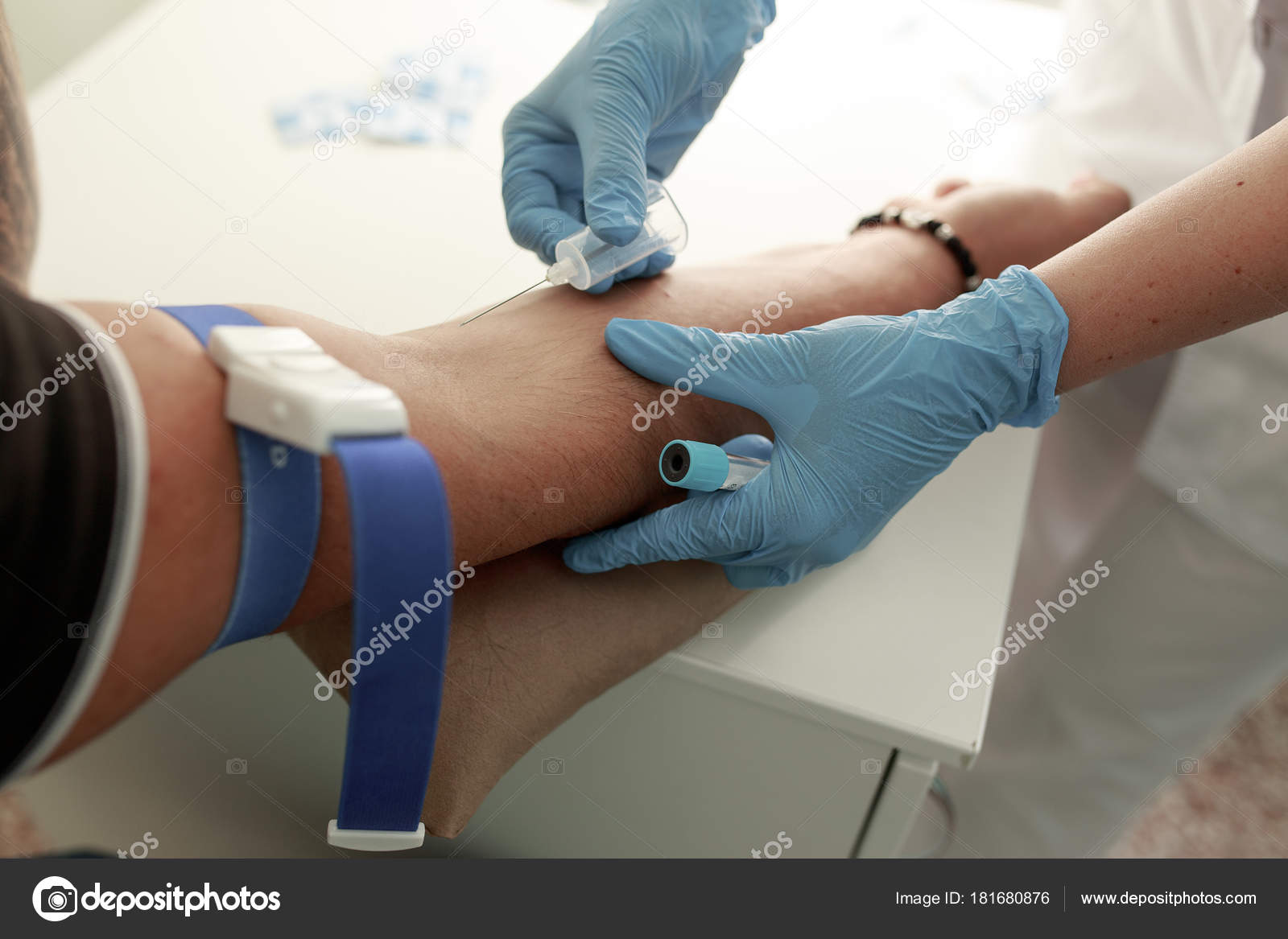 Fechar Seringa Agulha Picada Enfermeira Paciente Braço Que Tira Amostra —  Foto © skvalval #181680876, image size:1600x1167