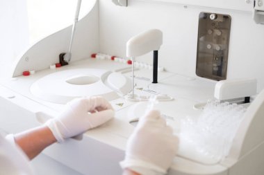 araştırmacı bir laboratuvarda araştırma yapıyor. Laboratuvar kimyasal testi yaptıkları bir bilim adamı. Makine üzerinde tıbbi analiz yapıyor doktor. Yakın çekim