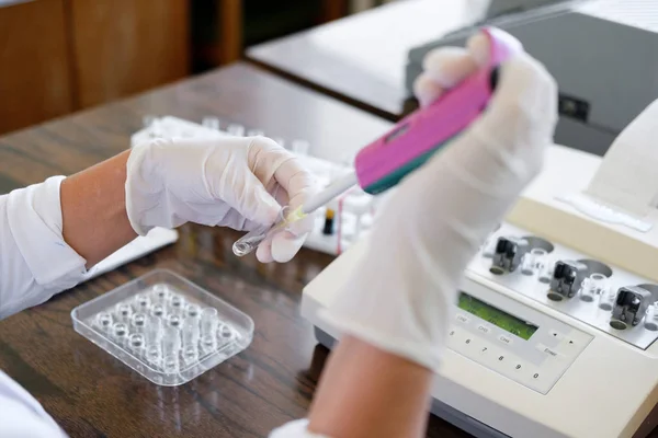 Ερευνητής Κάνει Έρευνα Ένα Εργαστήριο Επιστήμονας Κάνει Χημική Δοκιμή Στο — Φωτογραφία Αρχείου