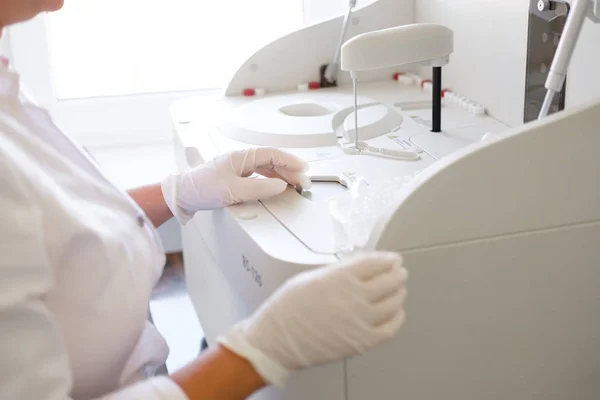 Investigadora Investigando Laboratorio Científico Haciendo Pruebas Químicas Laboratorio Doctor Haciendo — Foto de Stock