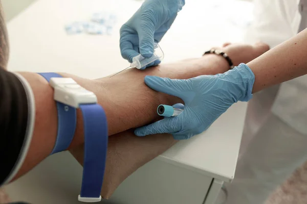 Kan Testi Için Kol Hasta Çizim Kan Örneği Iğne Şırıngada — Stok fotoğraf