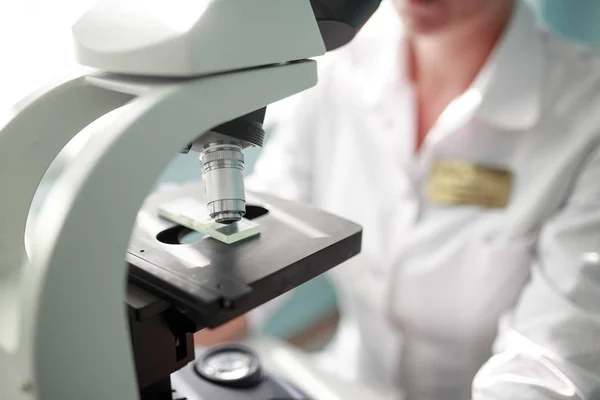 Närbild Vetenskapsman Med Mikroskop Att Undersöka Urval — Stockfoto