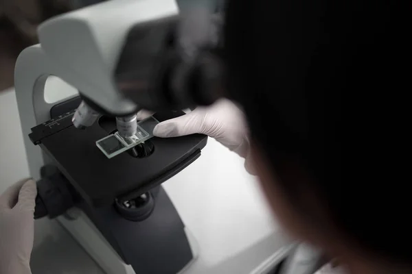 Närbild Vetenskapsman Hand Med Mikroskop Att Undersöka Urval Laboratorium — Stockfoto