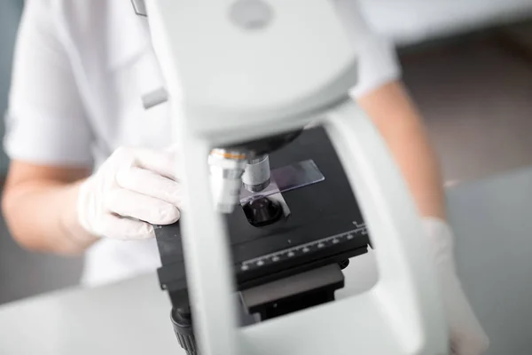 Närbild Vetenskapsman Hand Med Mikroskop Att Undersöka Urval Laboratorium — Stockfoto