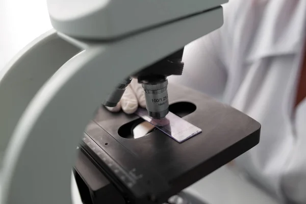 Perto Cientista Mão Com Microscópio Examinando Amostra Laboratório — Fotografia de Stock