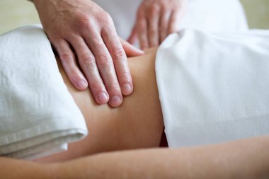 Kadın oryantal masaj profesyonel masör tarafından kapatın. Vücut Bakımı, Cilt Bakımı, sağlık, refah, sağlık, güzellik tedavi kavramı.