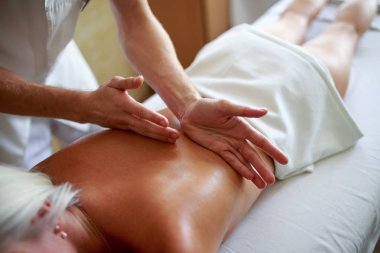 Kadın geri masaj erkek profesyonel masör tarafından kapatın. Vücut Bakımı, Cilt Bakımı, sağlık, refah, sağlık, güzellik tedavi kavramı.