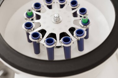 Tıbbi laboratuvarda kan testi için santrifüj. Trombosit zengini plazma hazırlığı. Tıbbi ve bilimsel araştırmalar için santrifüj pervanesi. Kapat.