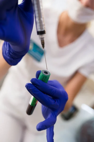 Jeringa Para Inyección Médica Las Manos Con Guantes Azules Enfermera — Foto de Stock