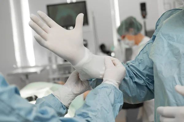 Surgeons Preparing Surgery Assistant Helps Experienced Chief Surgeon Put Sterile — Stock Photo, Image