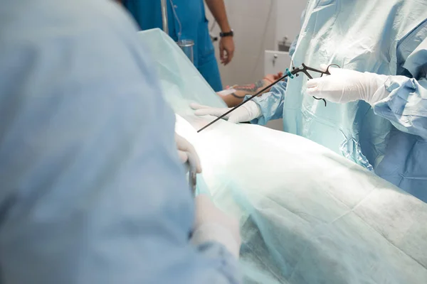 Médecin Équipe Médicale Assistance Effectuant Une Intervention Chirurgicale Sur Patient — Photo