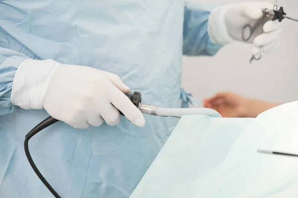 Médecin Pratiquant Une Chirurgie Sur Patient Salle Opération Instruments Laparoscopie — Photo