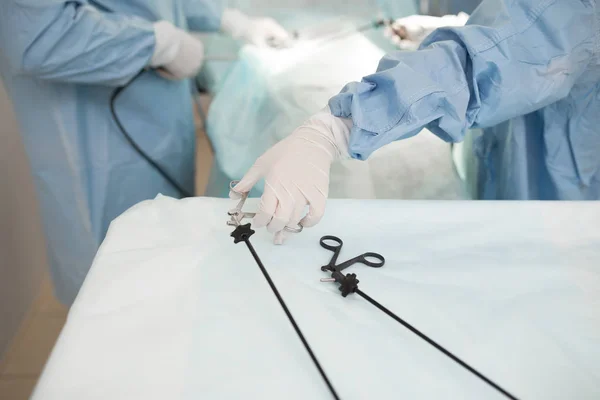 Doktor ve yardım tıbbi ekip operasyon odasında bir hastanın ameliyat. laparoskopi için aygıtlar. cerrah hastane veya klinik çalışma. Tıp, acil durum kavramı